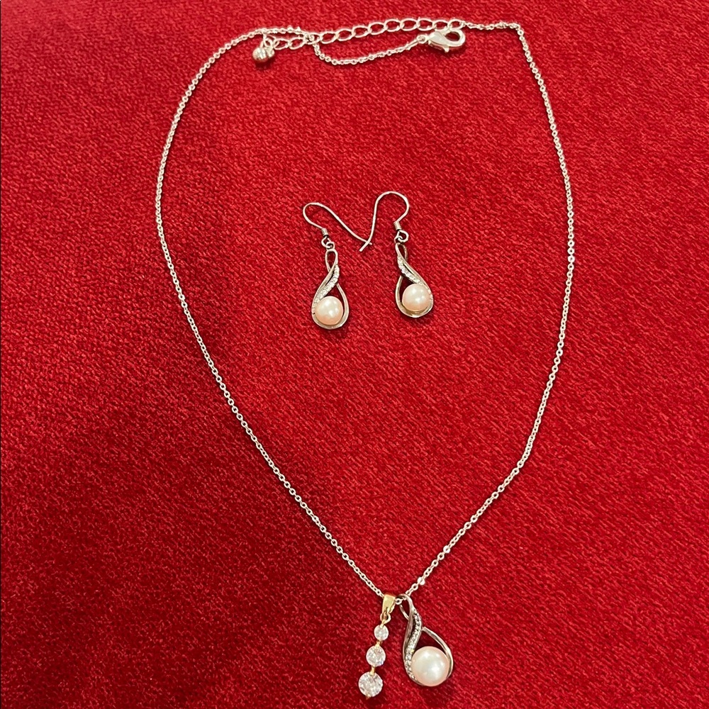 Elegant Silver and Pearl Jewelry Set